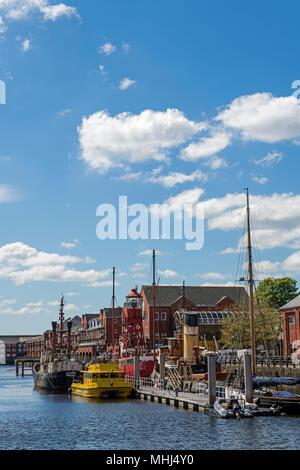 Il bacino Tawe, ora una marina, a Swansea che mostra alcune vecchie barche che viene ripristinato dal National Waterfront Museum, South Wales Foto Stock