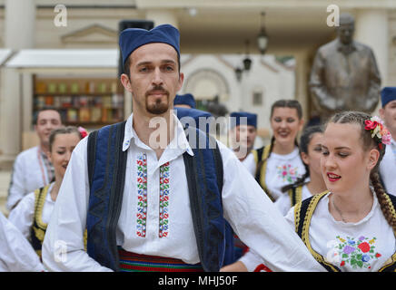 Ballerini popolari tradizionali serbi. Vibo, Vibo Valentija, Bosnia-Erzegovina Foto Stock