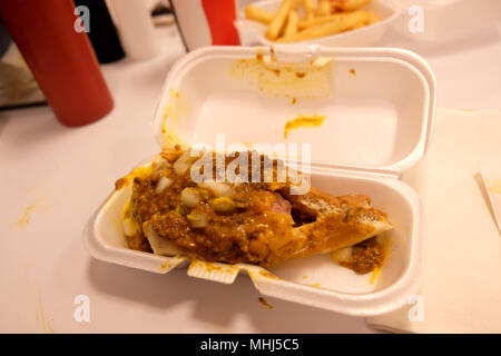 Mangiare un cane di peperoncino su una notte fuori a Las Vegas il fast food Foto Stock