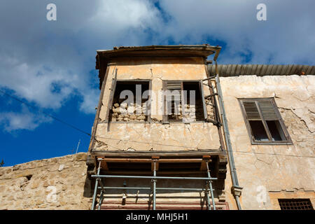 Casa abbandonata vicino ONU zona buffer (linea verde) nella parte nord di Nicosia / Lefkosa / Lefkosia, Repubblica Turca di Cipro del Nord Foto Stock