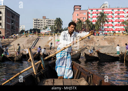 Dacca in Bangladesh, 24 Febbraio 2017: vista ravvicinata di un timone di una barca taxi dal punto di vista del passeggero sul fiume Buriganga a Dhaka Ba Foto Stock