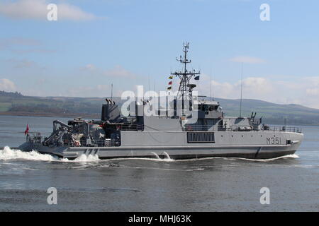 KNM Otra (M351), un Alta-class minesweeper gestito dalla Royal Navy norvegese, passando Greenock in arrivo per esercitare congiuntamente il guerriero 18-1. Foto Stock