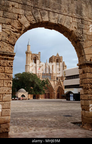 Lala Mustafa Pasha moschea, forner Cattedrale di Agios Nikolaos (San Nicola), Famagosta (Magusa), Repubblica Turca di Cipro del Nord Foto Stock