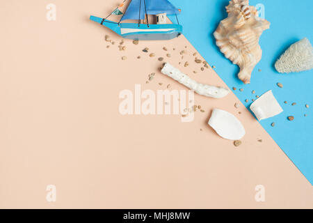 Set di estate mare oggetto guscio,barca,corallo, stella di mare e sabbia sul beige pastello e sfondo blu.vacanza sfondo.Copia dello spazio per la visualizzazione di Foto Stock