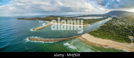 Camden Haven Ingresso al tramonto panorama dell'antenna. North Haven, Nuovo Galles del Sud, Australia Foto Stock