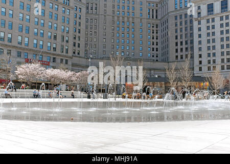 I segni della prossima estate sono in mostra in piazza del centro di Cleveland, Ohio, STATI UNITI D'AMERICA del 1 maggio 2018 Foto Stock