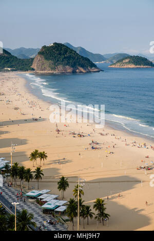 Vista delle spiagge di Copacabana lato sinistro durante il tardo pomeriggio, preso dal tetto di un hotel, alcune ombre può essere visto sulla spiaggia sabbiosa. Rio de Jane Foto Stock