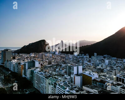 Vista della spiaggia di Copacabana lato destro durante la mattina presto, preso dal tetto di un hotel, qualche leggera velatura può essere visto sul cielo blu. Rio de Janei Foto Stock