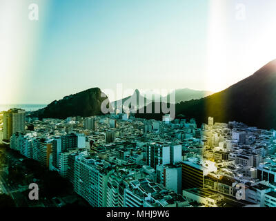Vista della spiaggia di Copacabana lato destro durante la mattina presto, preso dal tetto di un hotel, qualche leggera velatura può essere visto sul cielo blu. Rio de Janei Foto Stock
