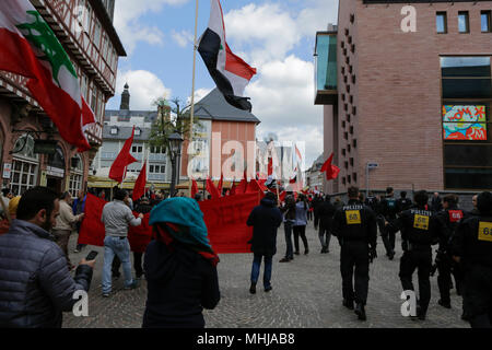 Francoforte, Germania. 01 Maggio, 2018. La sinistra turca e curda in blocco la dimostrazione è scortato da funzionari di polizia. Diverse migliaia di membri dei sindacati e partiti di sinistra hanno marciato attraverso Francoforte sul loro tradizionali 1. Può protestare. Il mese di marzo si è conclusa con un rally al Romerberg, nel centro della parte vecchia di Francoforte davanti al Frankfurt municipio Romer. Credito: Michael Debets/Pacific Press/Alamy Live News Foto Stock