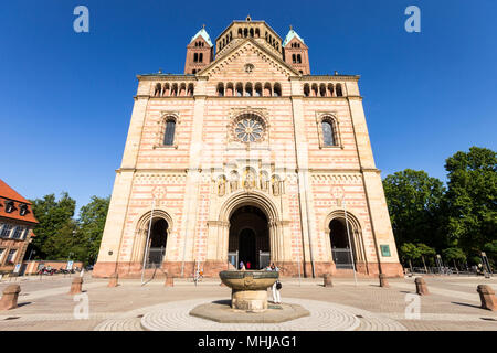 Speyer, Germania. La facciata ovest della Imperial Basilica Cattedrale dell Assunzione e Santo Stefano. Un sito del Patrimonio mondiale dal 1981 e la più grande di roma Foto Stock