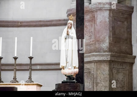 La statua della Madonna o il rosario all interno della Basilica, parte del santuario mariano e il Santuario di Nostra Signora di Fatima, Portogallo Foto Stock