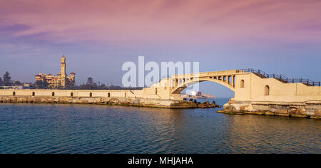 Vista panoramica del ponte in mare al parco di Montazah con il palazzo reale in lontananza con mare calmo all'orario di alba, Alessandria, Egitto Foto Stock