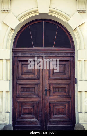 Vista frontale di un vecchio legno marrone porta all'ingresso della casa. Foto Stock