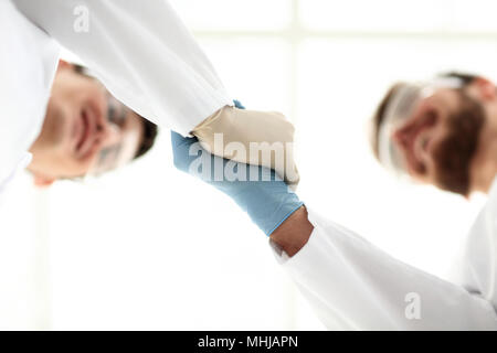 Due scienziato agitare le mani dopo prova completata Foto Stock