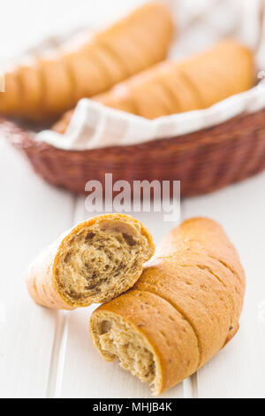 Pane salato rotoli. Croissant integrale sul tavolo bianco. Foto Stock