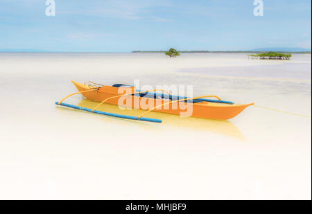 Yellow Boat Canoa Kayak - acquisite sulle Isole Vergini, Filippine appena al largo della costa di Bohol. Una bella luce e ariosa immagine per qualsiasi parete. Foto Stock