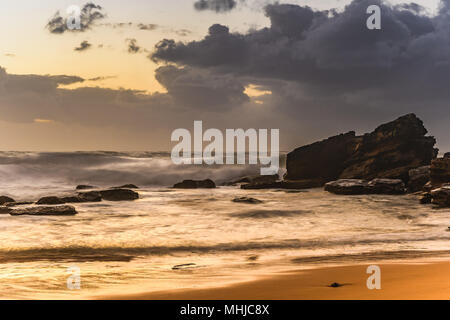 Rocky Seascape - guardare il tramonto a Killcare Beach, Central Coast, NSW, Australia. Foto Stock