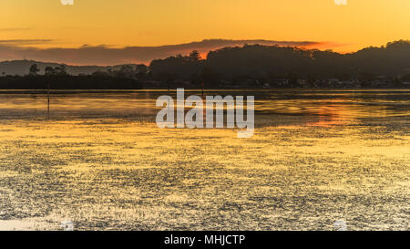 Alba paesaggi acquatici - Catturare il tramonto dalla Woy Woy Waterfront sulla costa centrale, NSW, Australia. Foto Stock