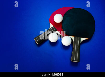 Tabella racchette da tennis. Vista superiore della tabella racchetta da tennis giacente sul tennis da tavolo Foto Stock