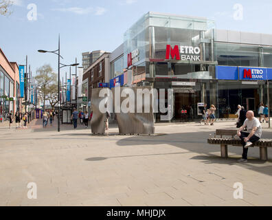 People shopping nella zona pedonale central business district, Canal Walk, Swindon, Wiltshire, Inghilterra, Regno Unito Foto Stock