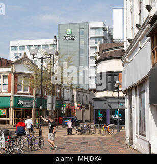 Holiday Inn Express edificio dal Bridge Street, il centro città di Swindon, Wiltshire, Inghilterra, Regno Unito Foto Stock