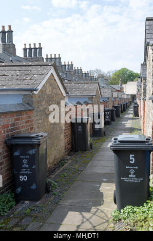 Cestini della spazzatura in vicolo del diciannovesimo secolo lavoratore modello relativo alloggiamento, ferroviaria VILLAGE Swindon, Wiltshire, Inghilterra, Regno Unito Foto Stock