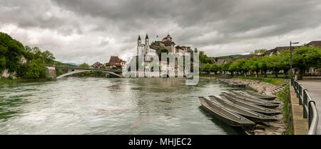 Aarburg village con la casta e la chiesa e il fiume Aare con barche in primo piano Foto Stock