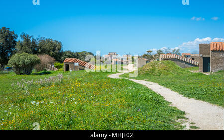 Necropoli di Tarquinia in una soleggiata mattina di primavera, provincia di Viterbo, Lazio. Foto Stock