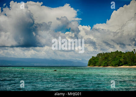 Siladen turchese isola tropicale di paradiso in Indonesia Foto Stock