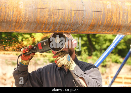 Taglio acciaio industria pesante da elettrico flex Foto Stock