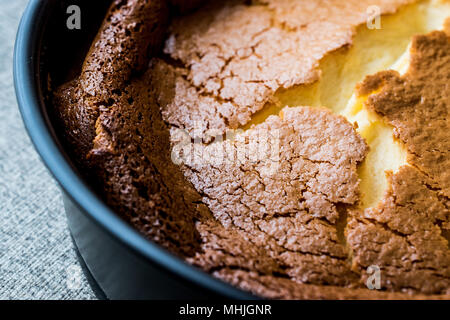 In casa New York Cheesecake in stampo per torta. dessert concetto. Foto Stock