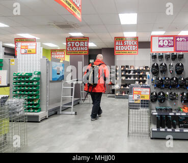 Interno del negozio Maplin con la chiusura del negozio di segni. Inghilterra, Regno Unito Foto Stock