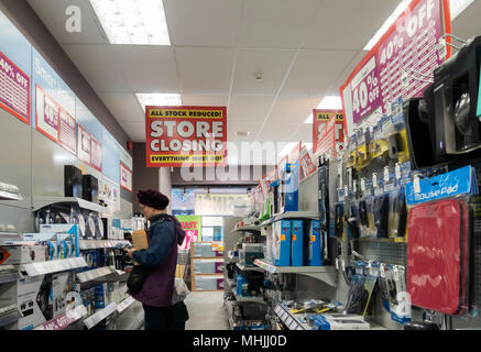 Interno del negozio Maplin con la chiusura del negozio di segni. Inghilterra, Regno Unito Foto Stock