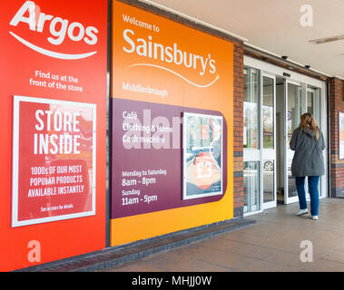 Sainsbury's/Argos supermaket firmare al di fuori del negozio in Middlesbrough, Inghilterra. Regno Unito Foto Stock