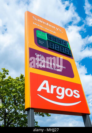 Sainsbury's/Argos supermaket firmare al di fuori del negozio in Middlesbrough, Inghilterra. Regno Unito Foto Stock