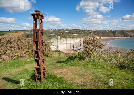 Metallo arrugginito sopra verricello Freshwater East Beach, Pembrokeshire, Galles Foto Stock