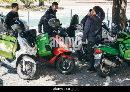 Il portogallo Lisbona, 29 aprile 2018: i lavoratori Uber mangia sullo scooter offre cibo ai clienti. Foto Stock