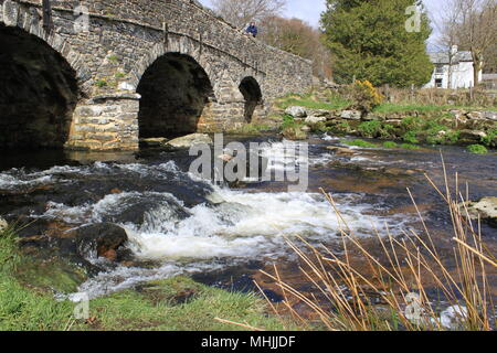 Due Ponti è un luogo isolato sul fiume Dart Ovest popolare con gli escursionisti Nel cuore del Parco Nazionale di Dartmoor, Devon, Inghilterra, Regno Unito, Peter Grant Foto Stock