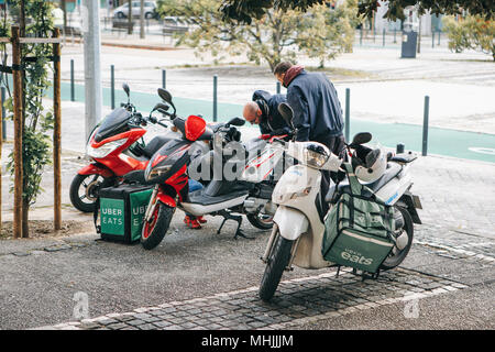 Il portogallo Lisbona, 29 aprile 2018: i lavoratori Uber mangia la consegna scooter con bauletto Foto Stock