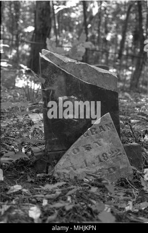 Rotture di lapidi e scherma piegate sono trovati in un trascurato cimitero confederate nei pressi di Fayetteville, Arkansas. Foto Stock