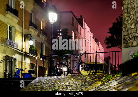 Le scale e le biciclette vicino a Montmartre di notte, Parigi Foto Stock