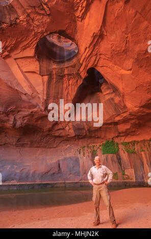 Ritratto di auto di Giovanni figliando al golden cattedrale in Glen Canyon National Recreation Area vicino a Escalante, Utah Foto Stock