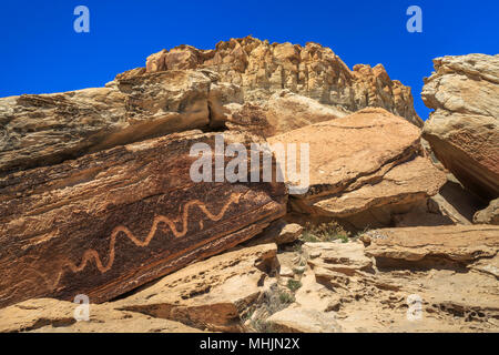 petroglifico serpente su un masso vicino moore, utah Foto Stock