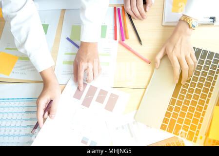 Business group di lavoro grafico di controllo e i dati della carta con il laptop sulla scrivania in ufficio Foto Stock