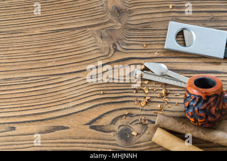 Tubo di tabacco con il tabacco e la taglierina con spazio di copia Foto Stock