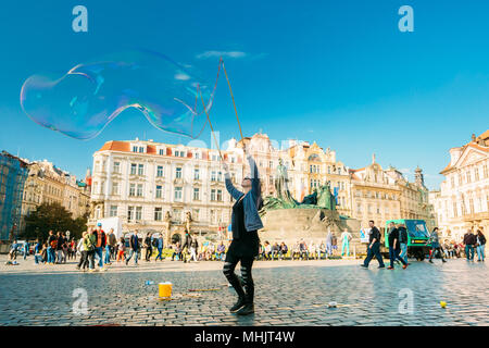 Praga, Repubblica Ceca - 15 ottobre 2014: Unidentified giovane donna rende le bolle di sapone in Piazza della Città Vecchia (Staromestske namesti) a Praga, Repubblica Ceca Repu Foto Stock