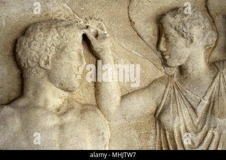 La dedizione. Una Nike alata corone Eracle o un atleta vittorioso prima della dea Atena. Dettaglio. 420-410 A.C. Museo dell'Acropoli. Atene. La Grecia. Foto Stock