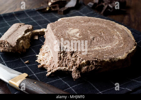 Bagno turco al cioccolato o Halva Helva con coltello e pezzetti di cioccolato. I cibi tradizionali. Foto Stock