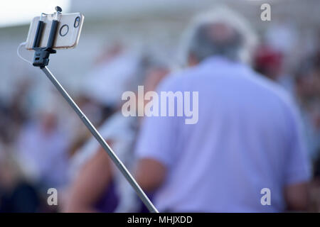 Selfie utilizzando il telecomando e la prolunga treppiede Foto Stock